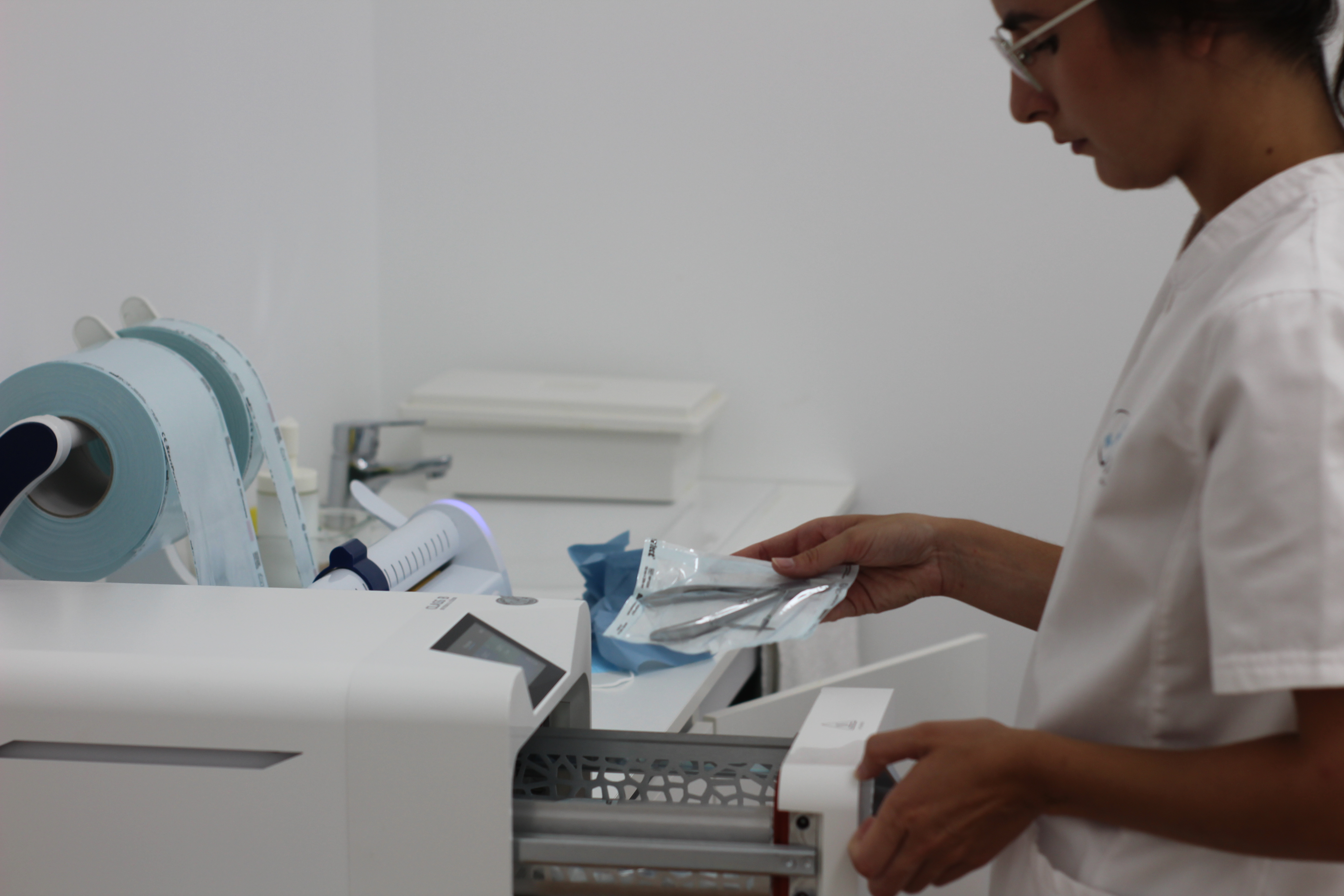 Lucía Moreno preparando instrumental esterilizado y sellado individualmente en la clínica